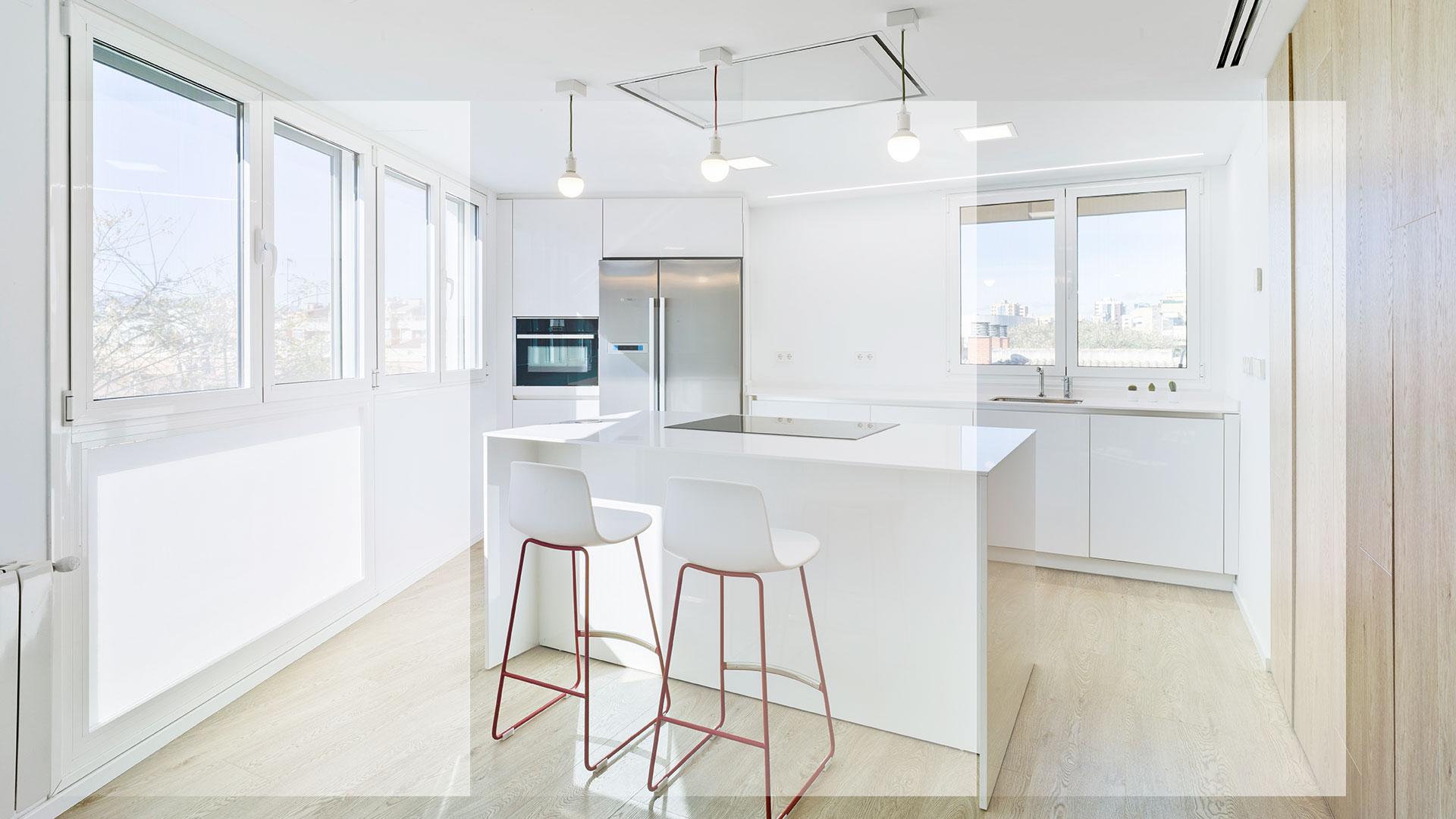Imagen interior de proyecto de Cealco: cocina de estilo moderno en colores claros y amplias ventanas. Composición artística.